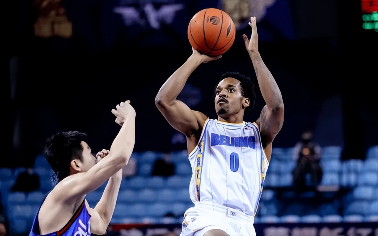 包含费耶诺德训练开放日；关键时刻回应争议引欢呼；CBA季后赛在即；赛季目标并未改变的词条